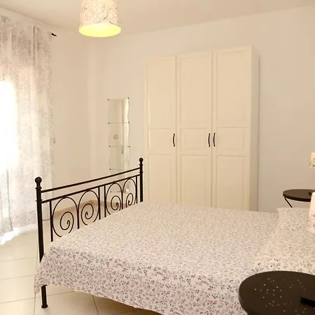 With One Bedroom In With Furnished Balcony And Wifi 3 Km From The Beach Lägenhet