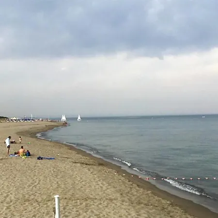 With One Bedroom In With Furnished Balcony And Wifi 3 Km From The Beach Appartement *